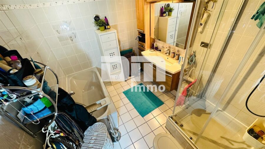 Imposante Tennishalle/ Komplex mit Gastronomie und Wohneinheit - Wohneinheit Badezimmer Wanne / Dusche OG